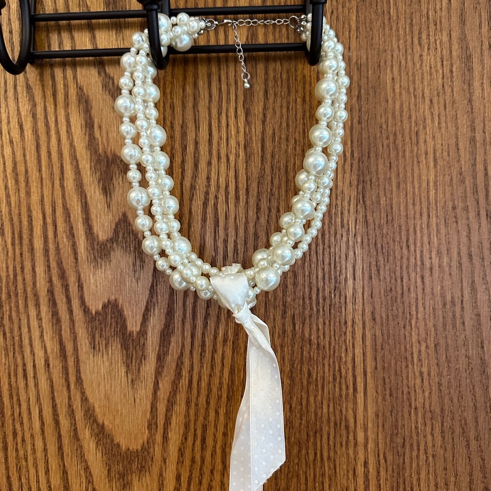 Elegant Pearl Necklace with Ribbon Accent